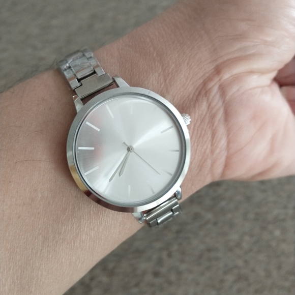 NEW WOMAN'S STAINLESS STEEL WATCH - Picture 5 of 5
